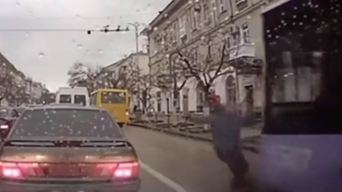Rusya'da cep telefonuna bakan yayaya otobüs çarptı