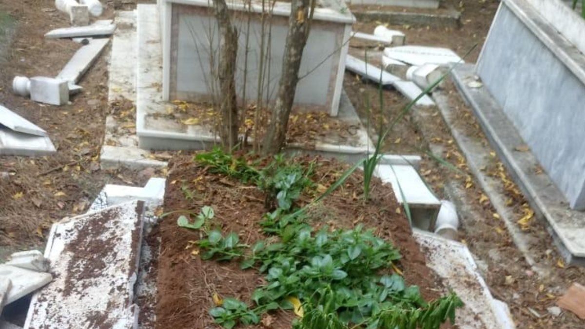 Antalya'da mezarlıktaki Türk bayraklarını söken şüpheli tutuklandı