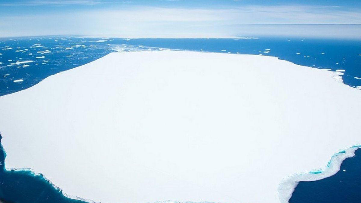Antarktika'dan koparak sürüklenen buz dağı görüntülendi