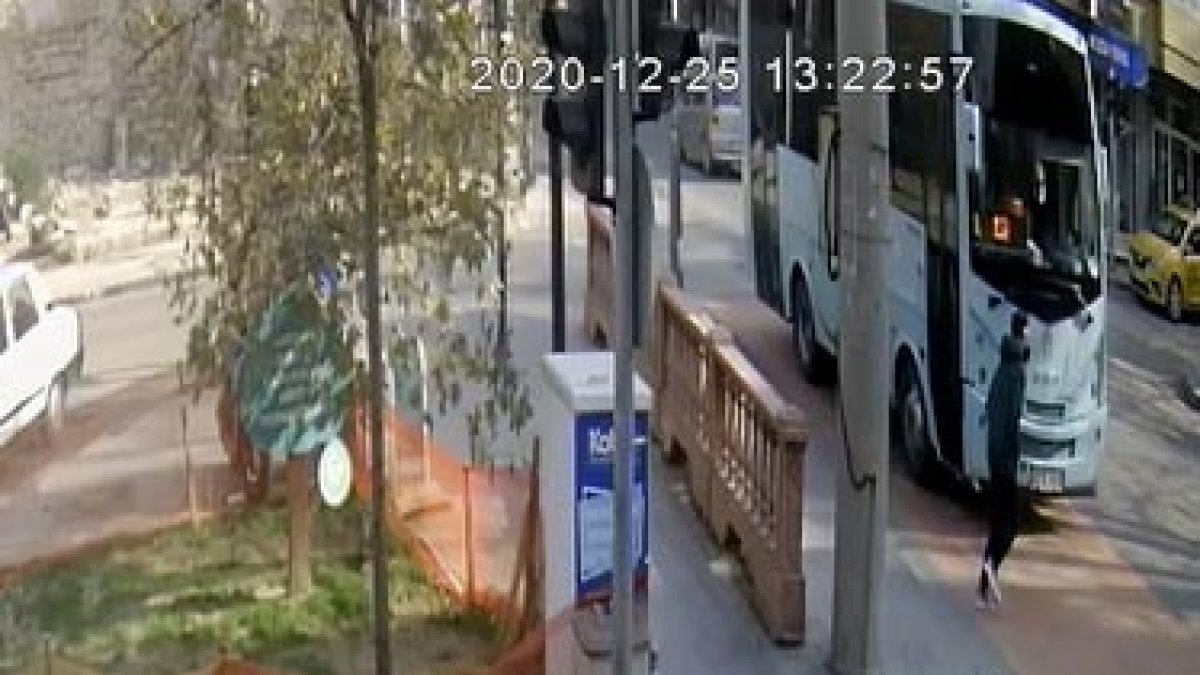 Manisa'da halk otobüsünün çarptığı genç kurtarılamadı