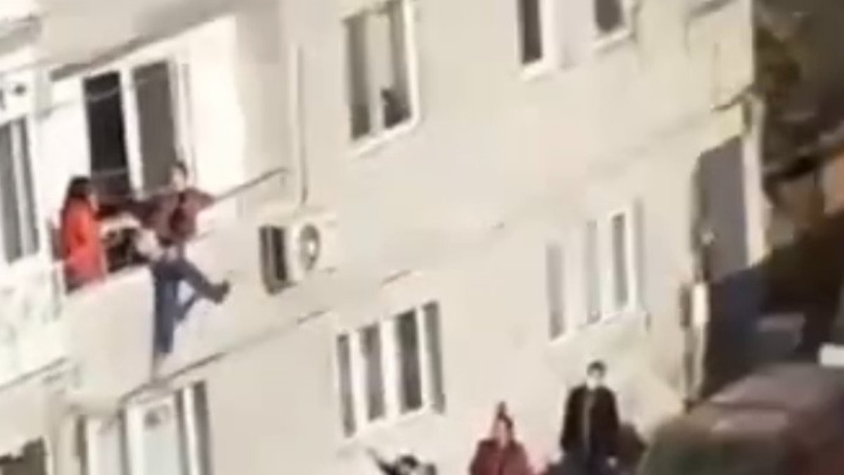 Bursa'da pencereden atlamaya çalışan kızı babası kurtardı