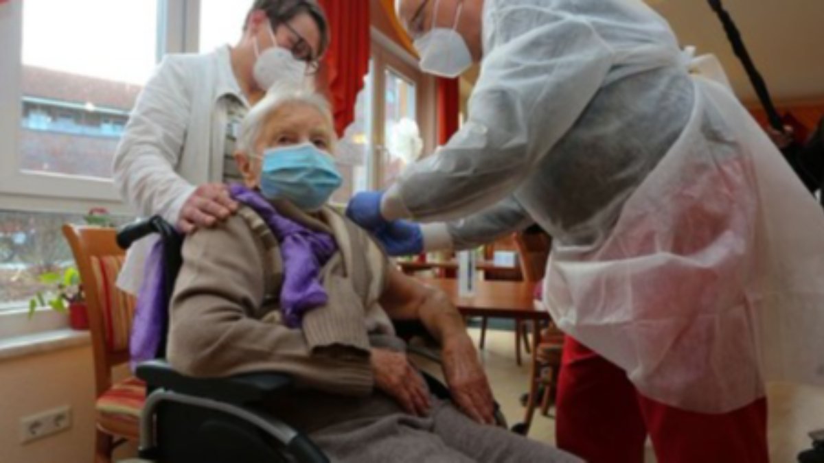 Almanya’da ilk koronavirüs aşısı 101 yaşındaki kadına yapıldı