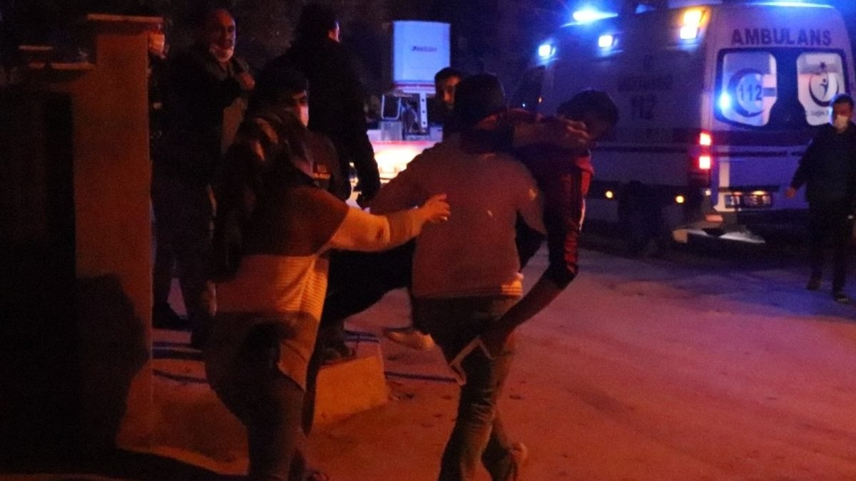Denizli'de dumandan etkilenen kardeşini kucağında taşıdı