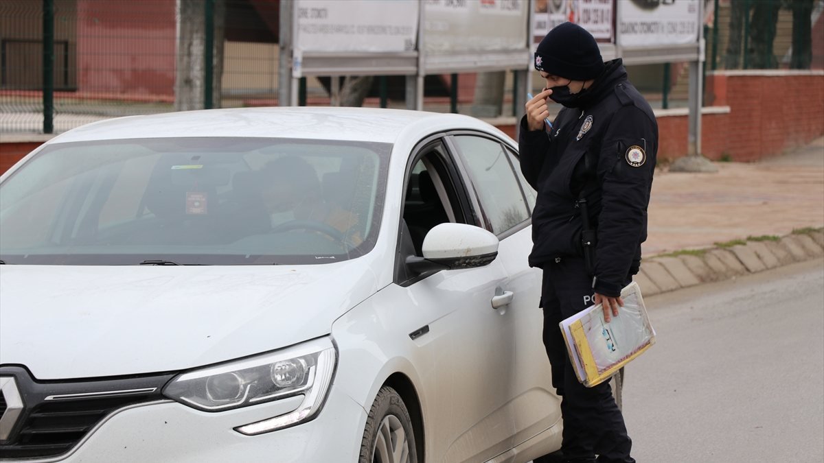 Edirne'de 'fırına ve alışverişe gidiyorum' bahanesiyle kısıtlamayı ihlal ettiler