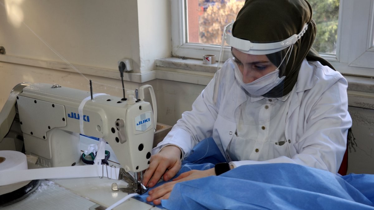 Samsun’da meslek lisesi, hastanelere önlük üretiyor