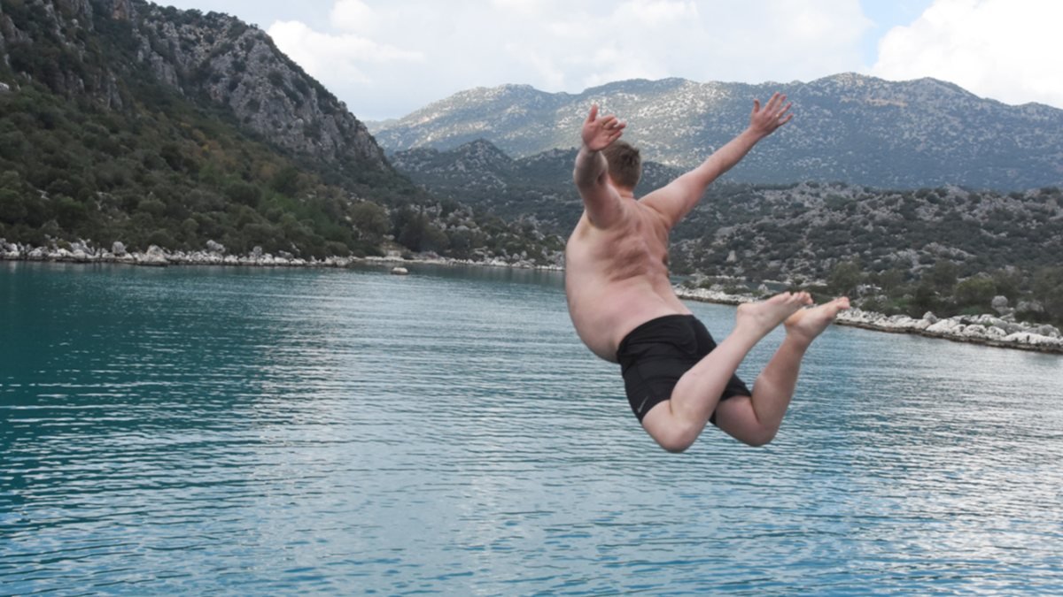 Antalya'da Rus turistler aralık ayının sonunda denize girdi