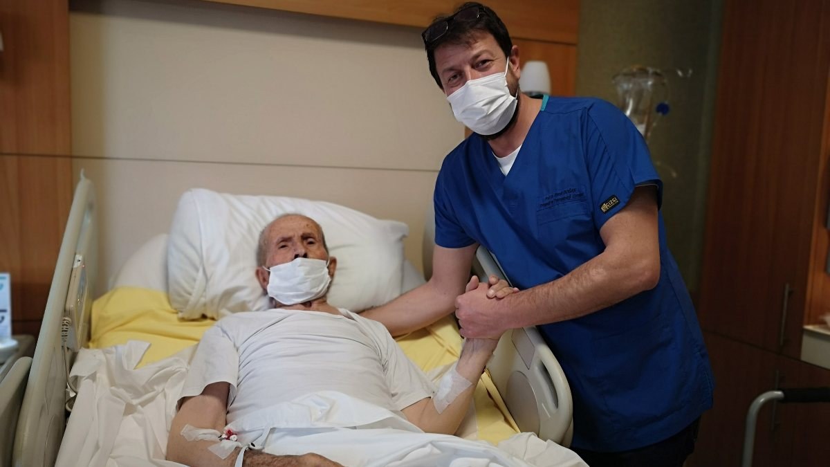 İstanbul'da 103 yaşındaki Hacı Dede, koronavirüsü yendi