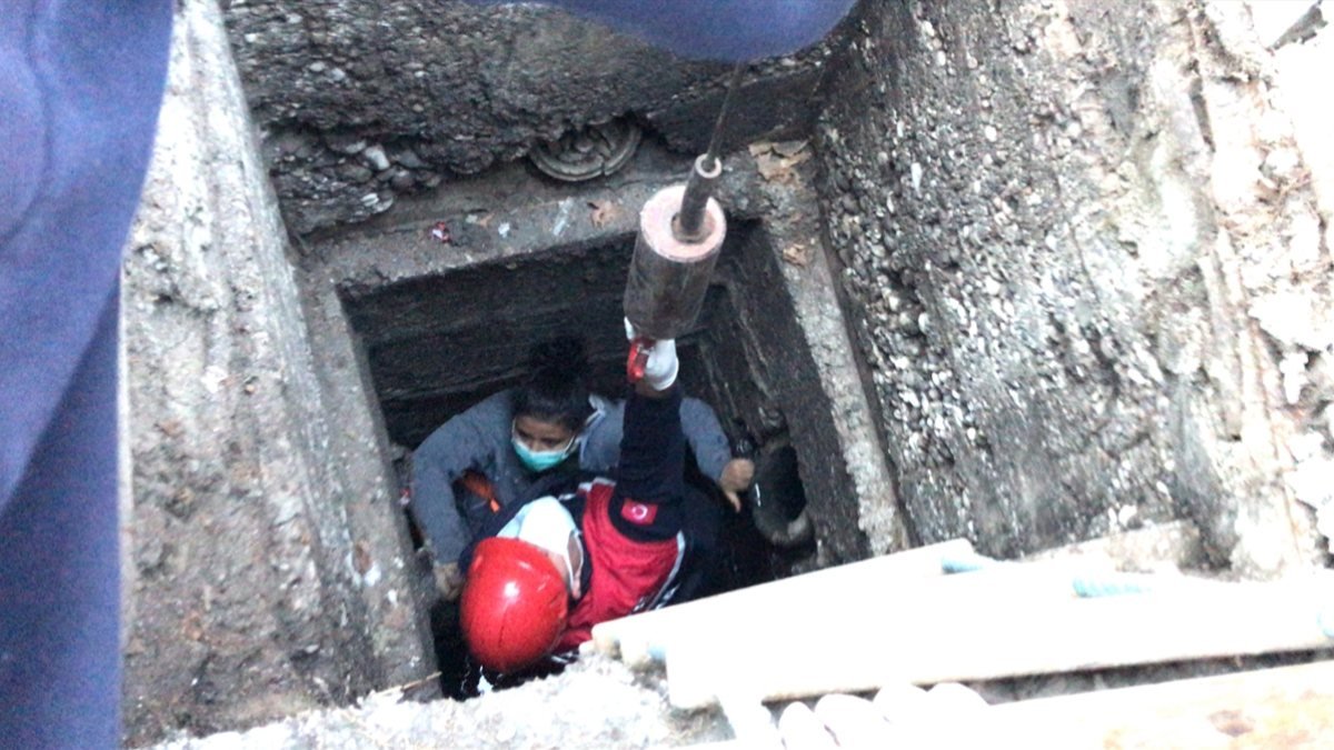 Adana'da hamile kadın kanalizasyon çukuruna düştü