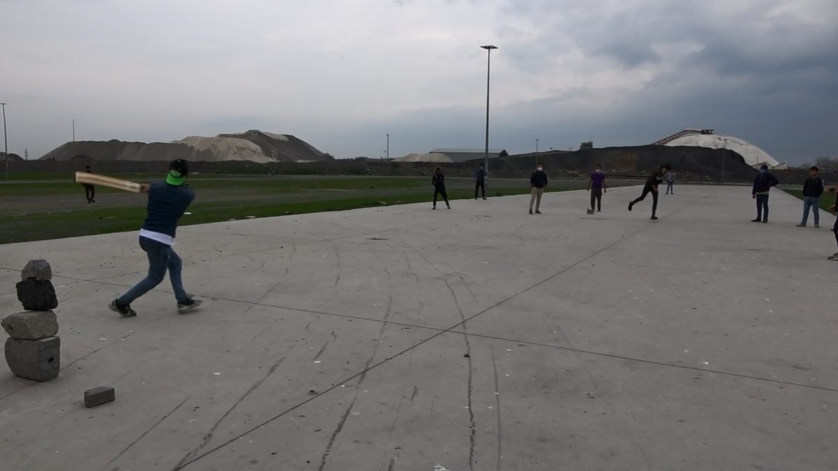 Sultangazi'de kriket oynayan yabancı uyruklular