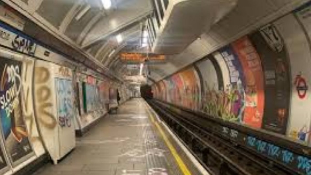 İngiltere’nin en ünlü metro istasyonu Oxford Circus'u grafiti ile kapladılar