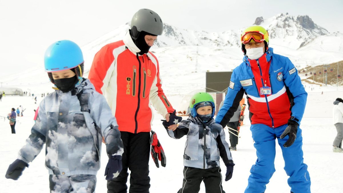 Erciyes Kayak Merkezi yerli ve yabancı turistlerin akınına uğradı