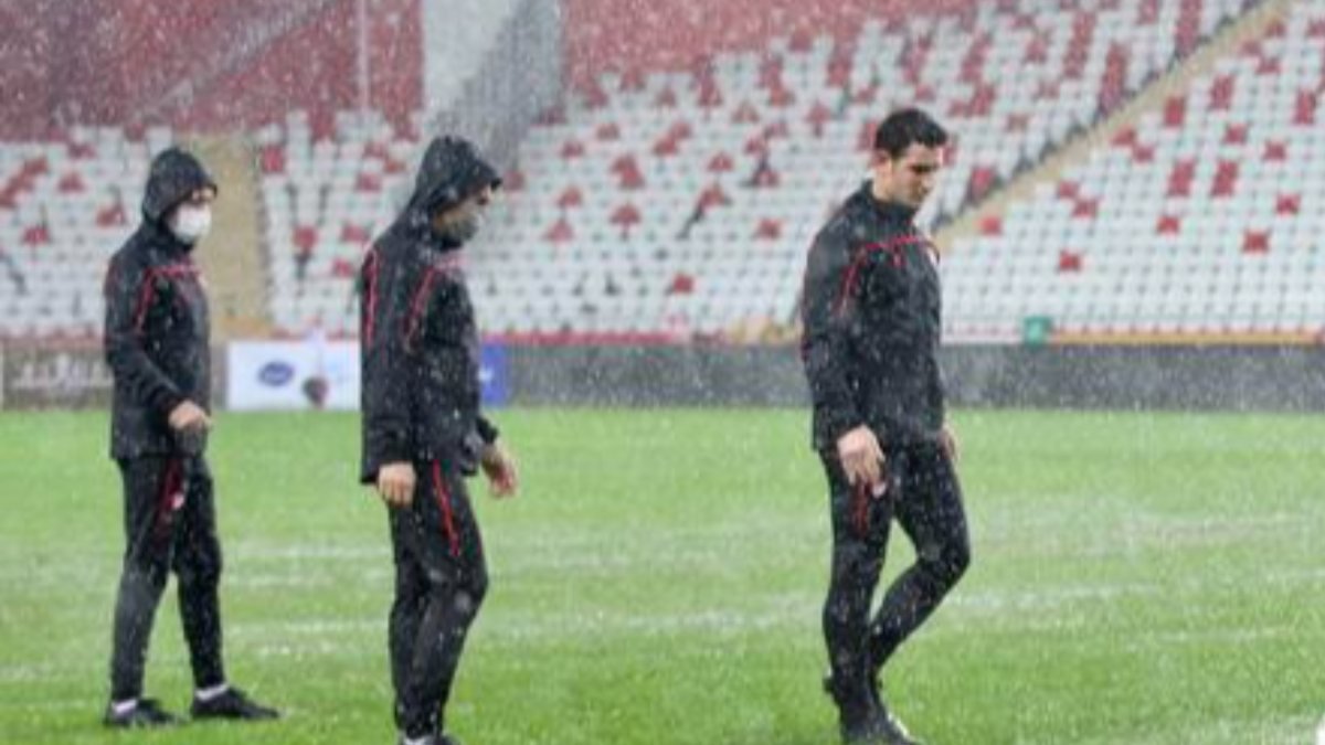 Antalyaspor-Hatayspor maçı yağış nedeniyle ertelendi