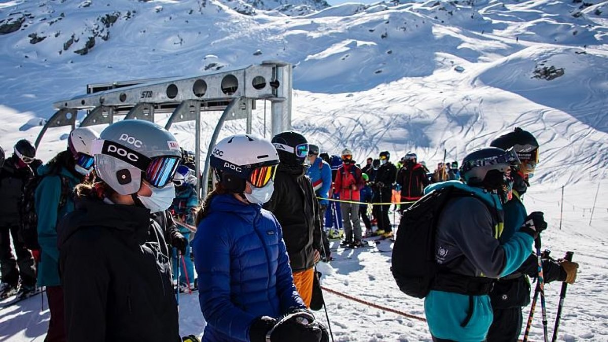 İsviçre'de karantinada kalmak istemeyen 200 İngiliz turist otelden kaçtı