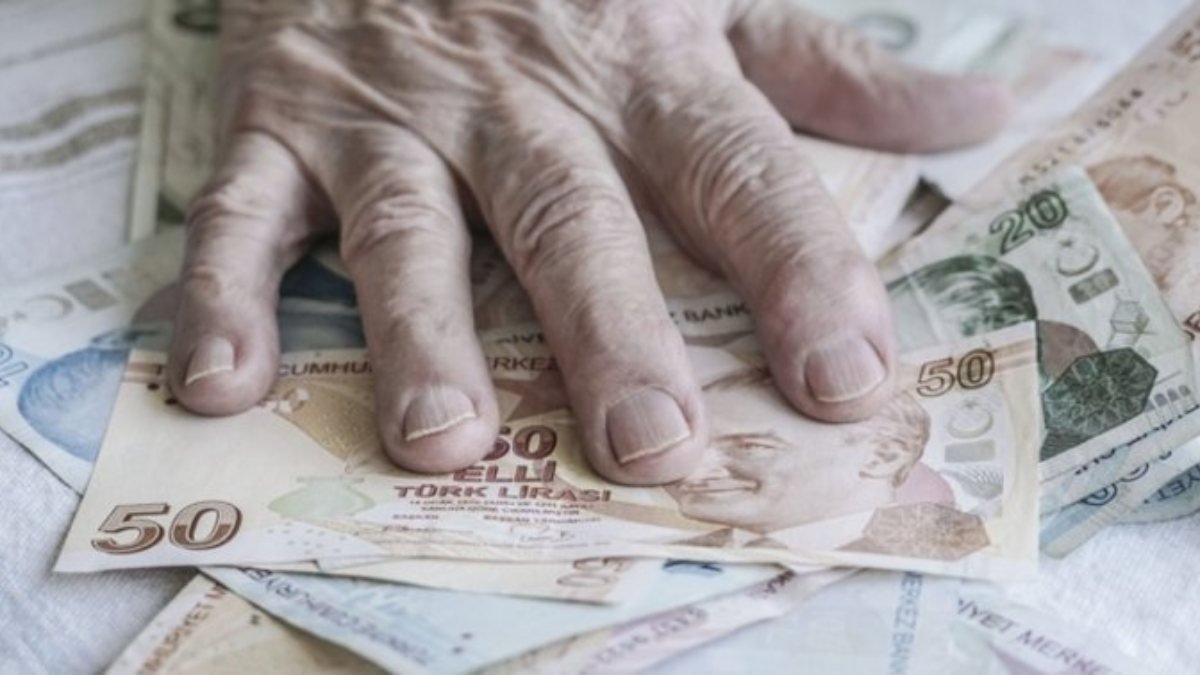 Zehra Zümrüt Selçuk: Emeklilerin maaş ödemelerini öne çektik