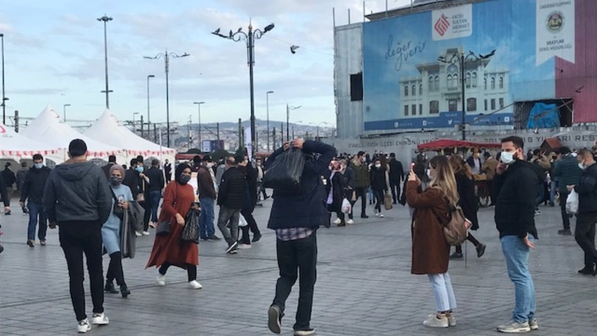 İstanbul'da güneşli havayı görenler, Eminönü'ne akın etti