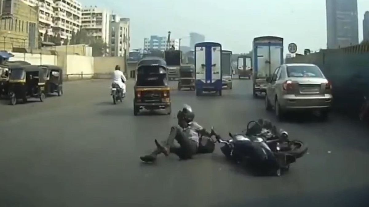 Hindistan'da tartıştığı motosikletliye çarpan sürücü