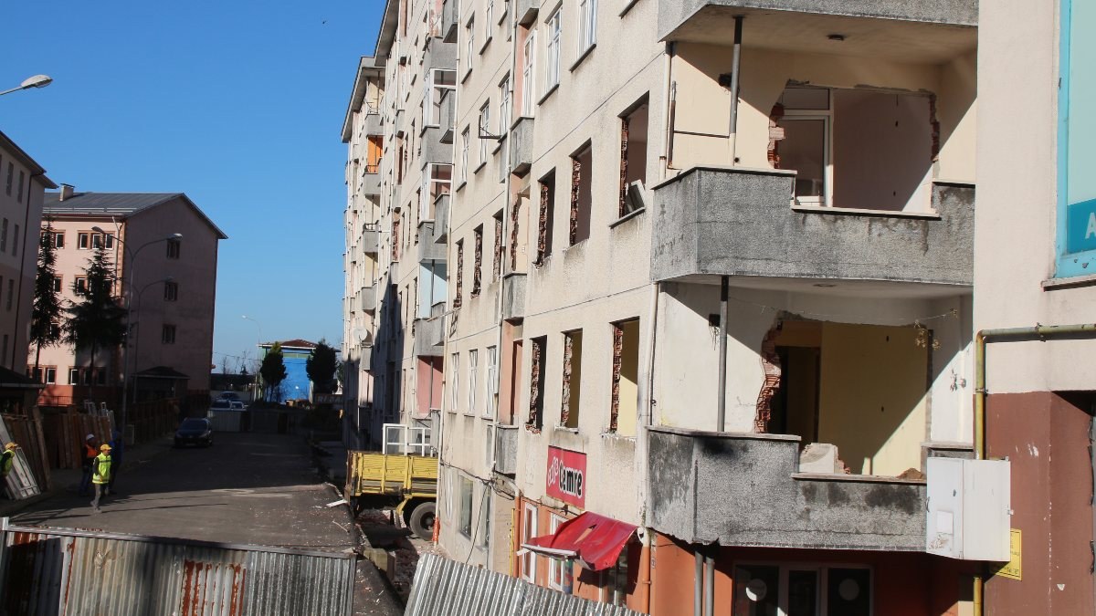 Rize'de yan yatan 4 bina tahliye edildi