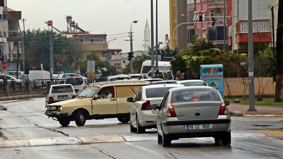 Antalya’da iddiayı kaybedince aracını okey taşlarıyla kaplattı