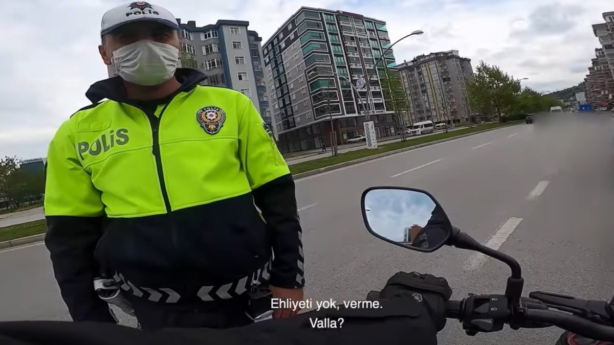 Samsun'da trafik polisi ile motosiklet sürücüsünün güldüren diyaloğu
