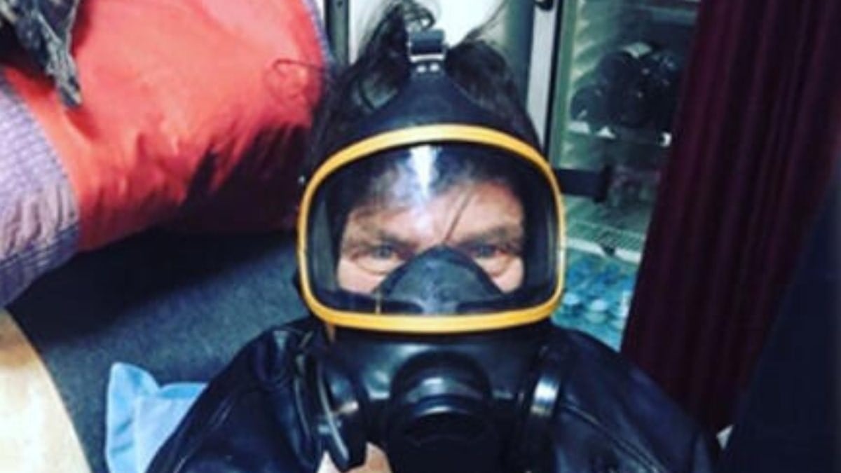 Kaya Çilingiroğlu gaz maskesi taktı
