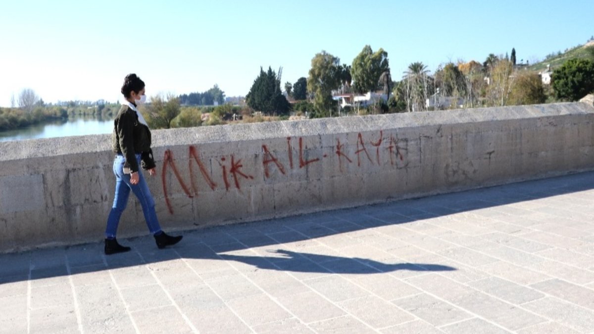 Adana'da tarihi köprüye sprey boya ile yazı yazdılar