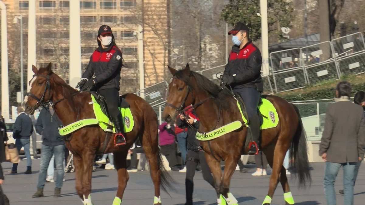 Taksim'de atlı polislere yoğun ilgi gösterildi