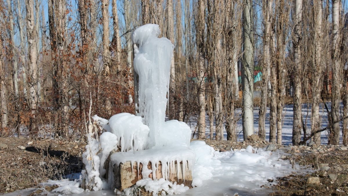 Erzurum'daki çeşmede buzdan heykel oluştu