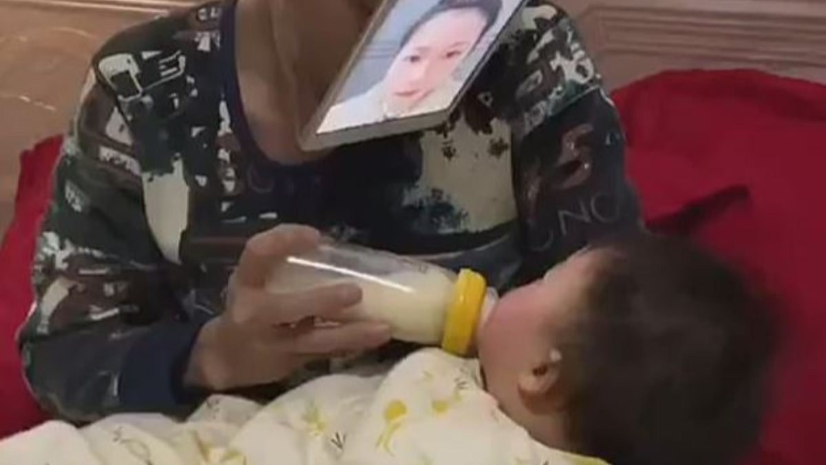 Çinli baba, yüzüne tablet takarak bebeğine süt içirdi