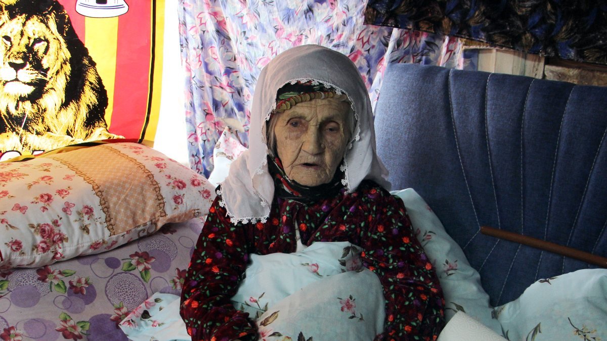 Isparta'da yaşayan 101 yaşındaki Emine Aksoy, koronayı yendi