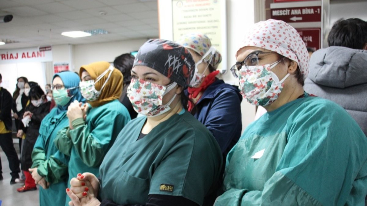 Aydın'da yeni yıla görevi başında giren sağlık çalışanlarına sürpriz