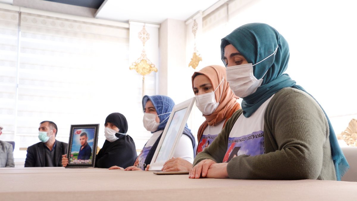 Diyarbakır'daki aileler, kısıtlamada evlat nöbetine devam ediyor