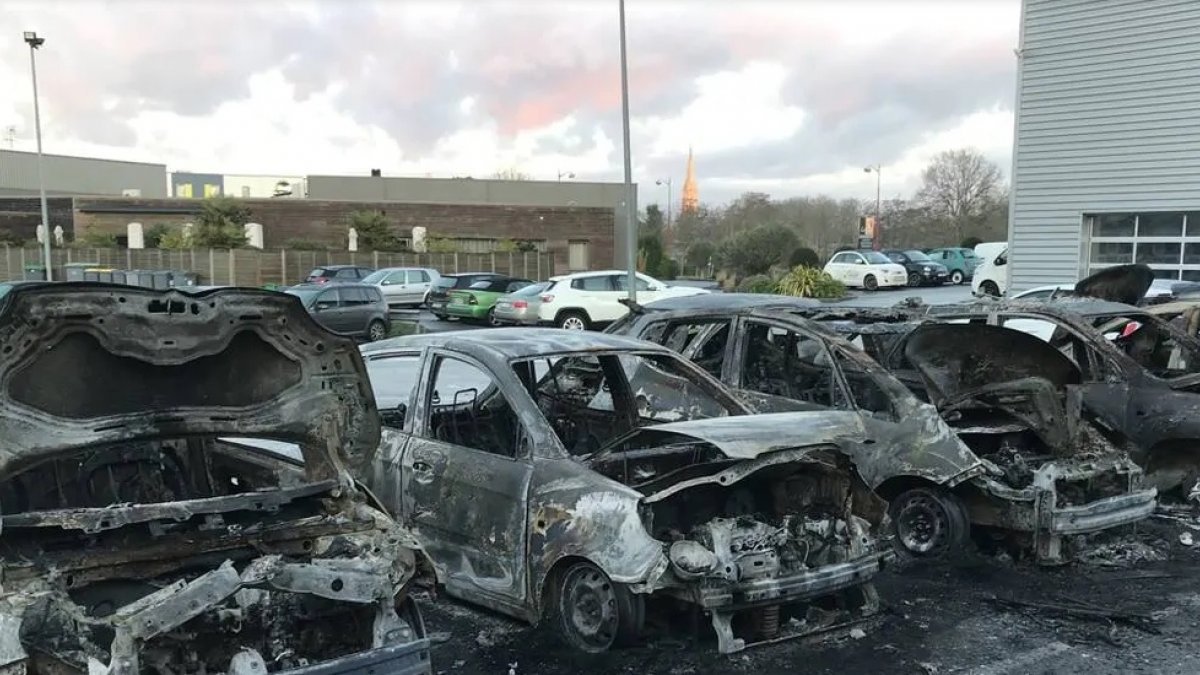 Fransa’da lüks araç bayiinde yangın: 40 araç kül oldu