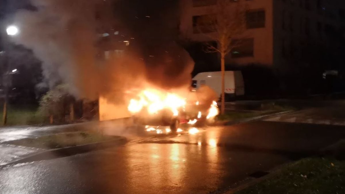 Fransa'da yılbaşı gecesi otomobiller ateşe verildi