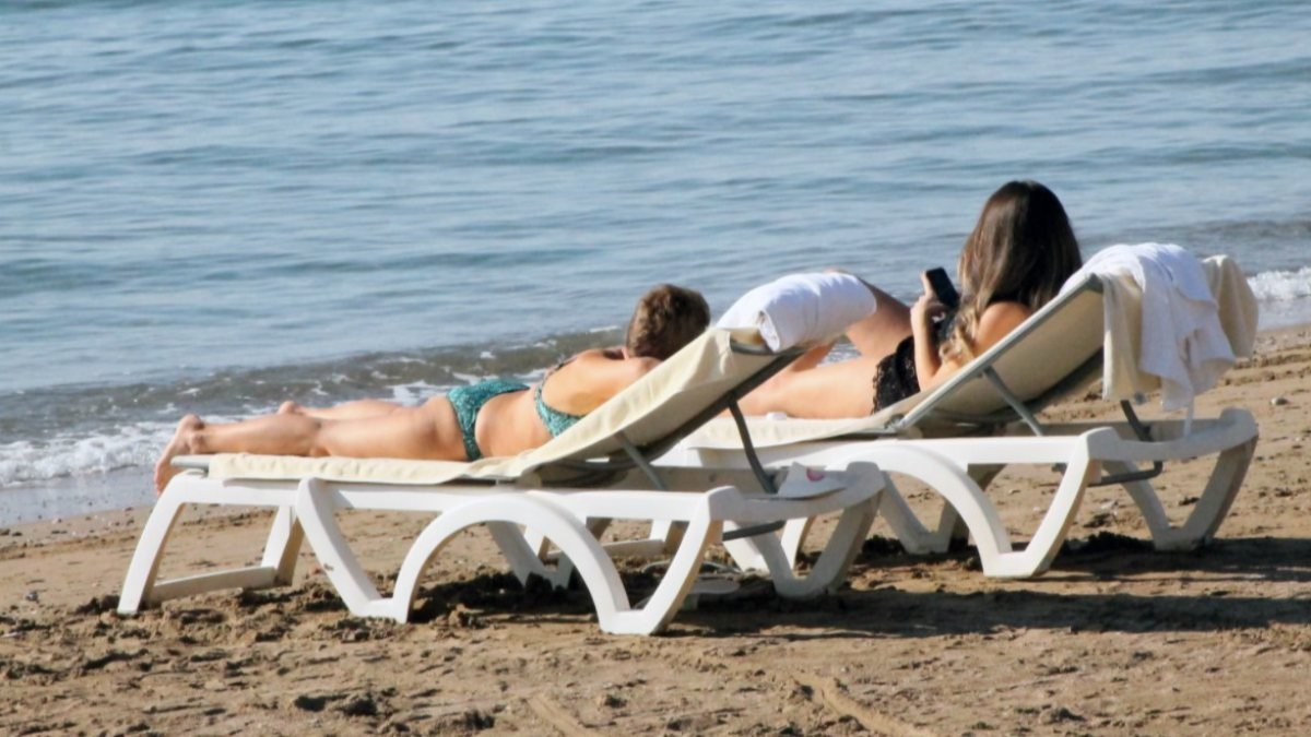 Antalya'da turistler denize girdi