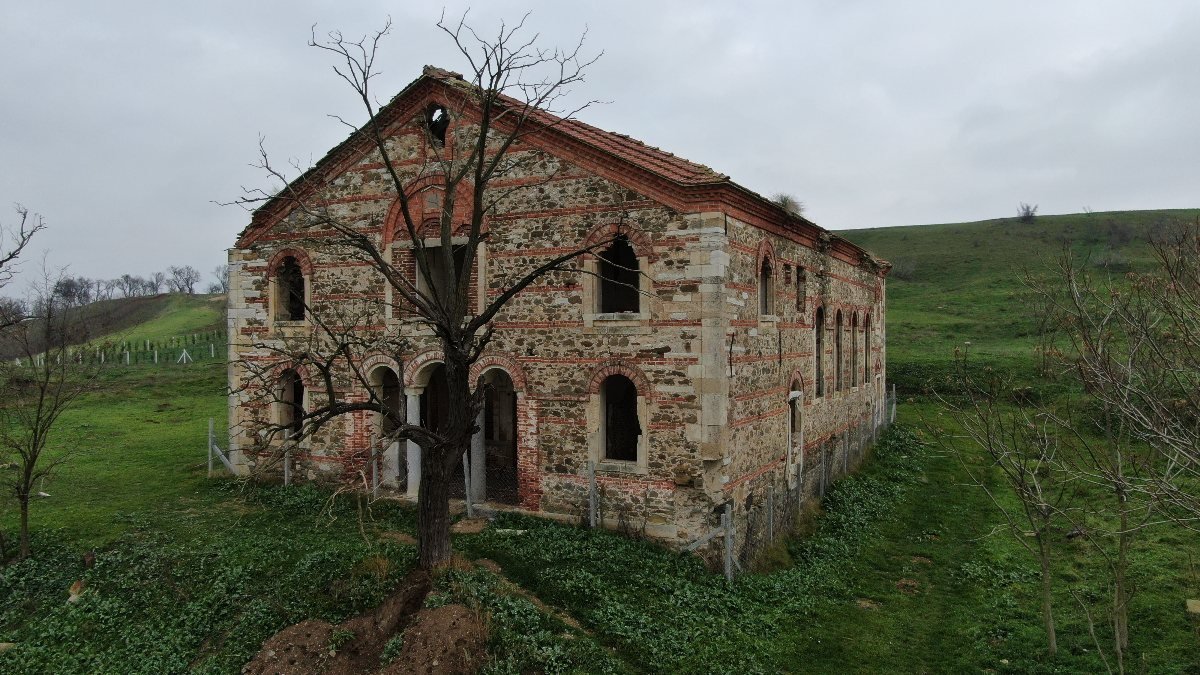 İstanbul'da defineciler  tarihi Germiyan Kilisesi'ni talan etti