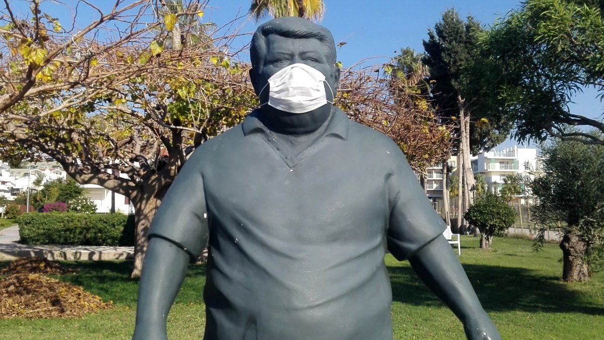 Eski Cumhurbaşkanı Turgut Özal'ın heykeline maske takıldı