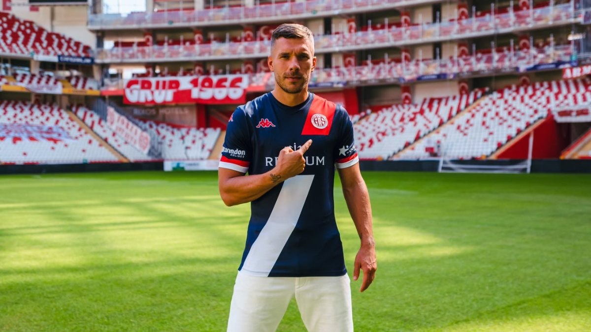 Lukas Podolski: Antalyaspor forması için savaşacağım