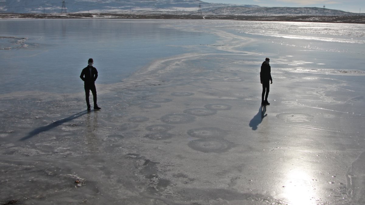 Karlıova'da eksi 18 derecede sulama göleti buz tuttu