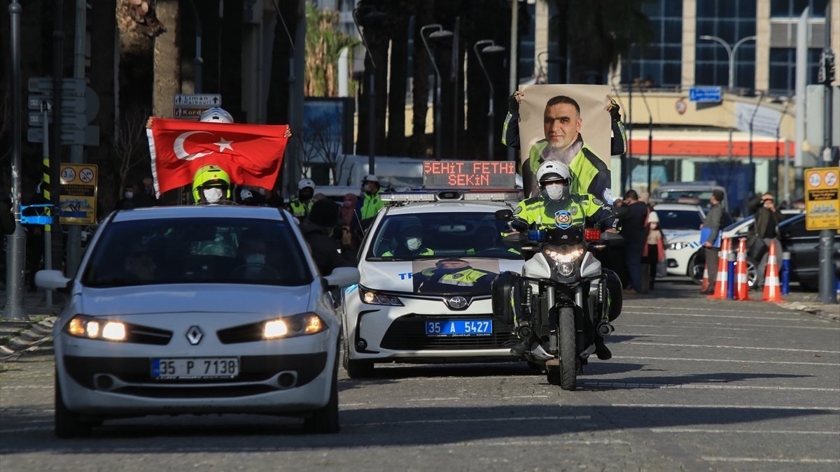 İzmir'de, şehit polis memuru Fethi Sekin için saygı turu düzenlendi