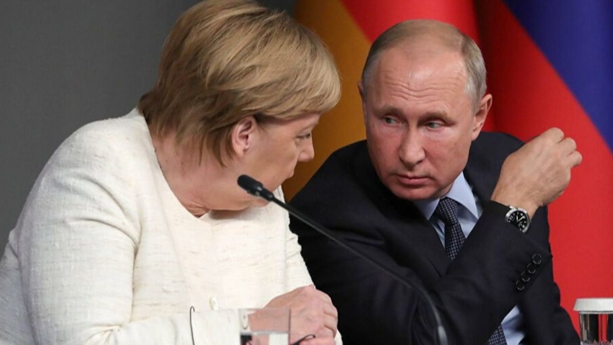 Vladimir Putin ile Angela Merkel, ortak aşı üretimini görüştü