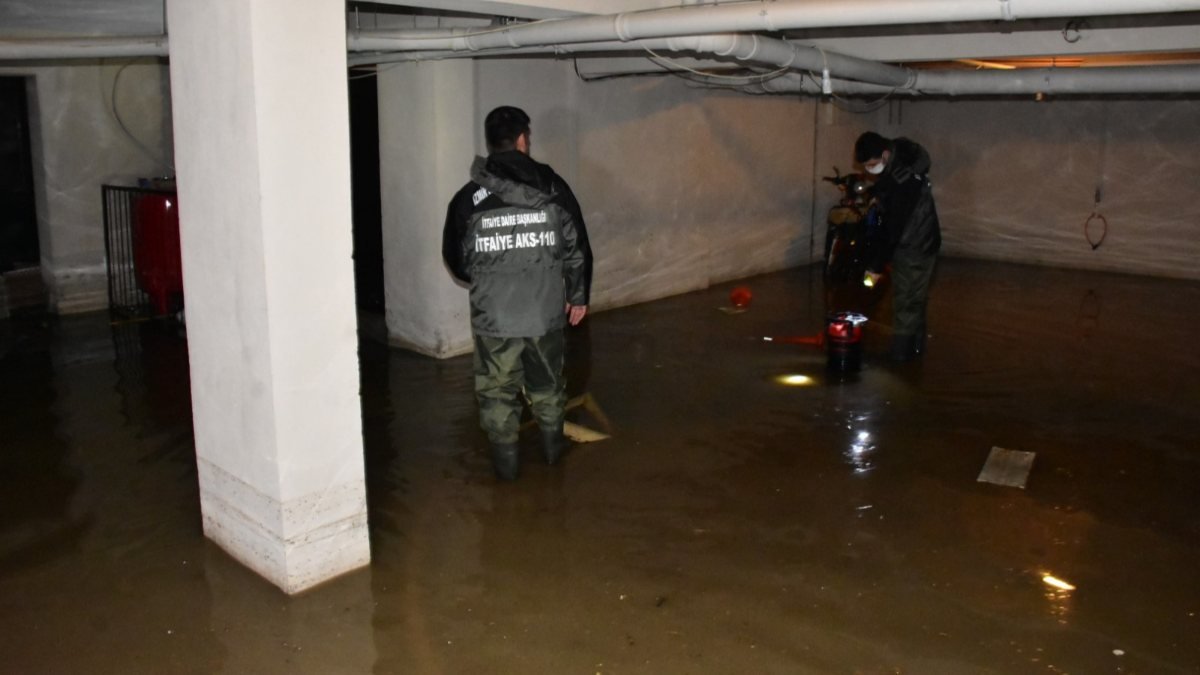 İzmir'de sağanak yağış hayatı olumsuz etkiledi
