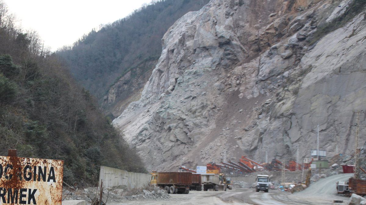 Artvin'de tehlikeli dev kaya düşürüldü