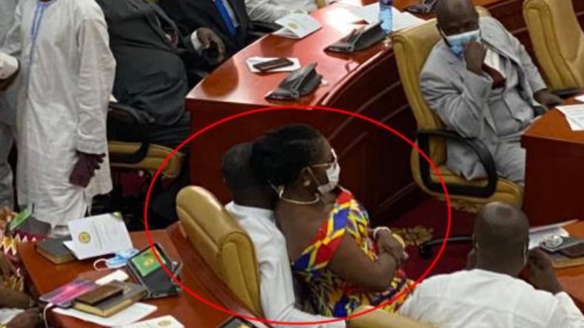 Gana Parlamentosu'nda kadın vekil, erkek vekilin kucağına oturdu