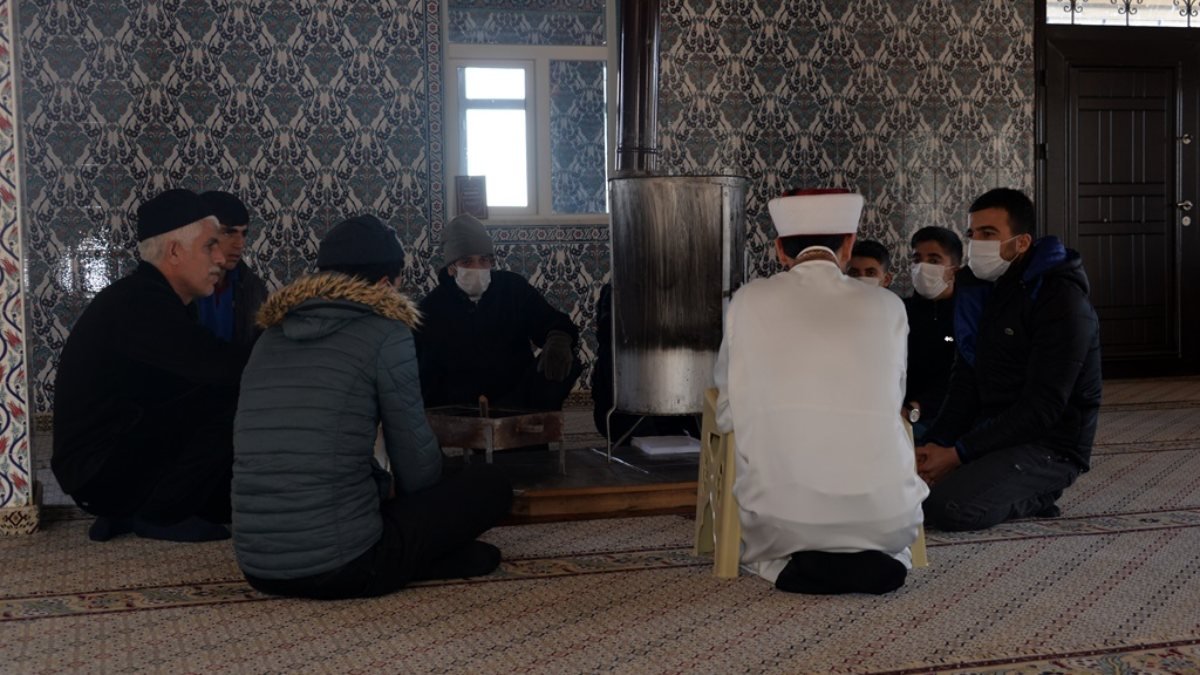Bingöl'de imam, namaz sonrası matematik dersi veriyor