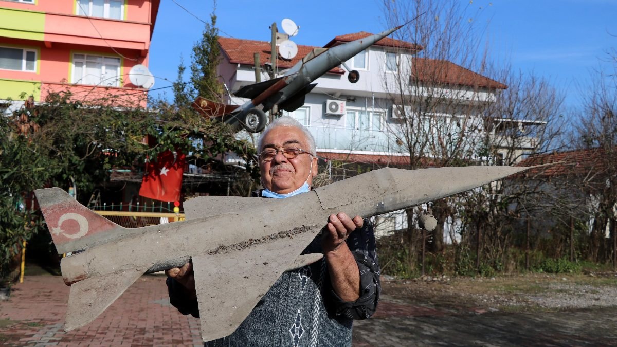 Zonguldak'ta düşen uçağın maketini sergiliyor
