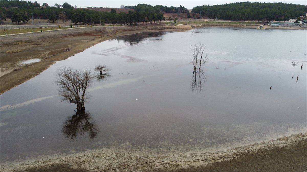 Pelitözü Göleti'nde yağış azlığı nedeniyle su 30 metre çekildi