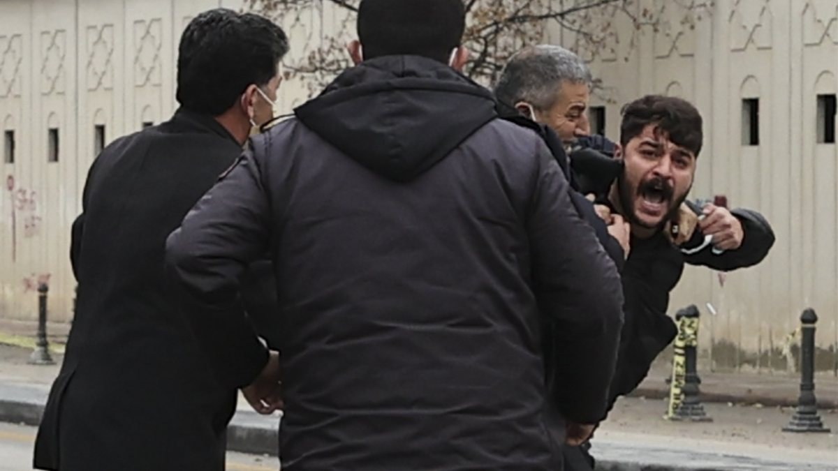 Ümitcan Uygun'un yakınlarından kameramana saldırı
