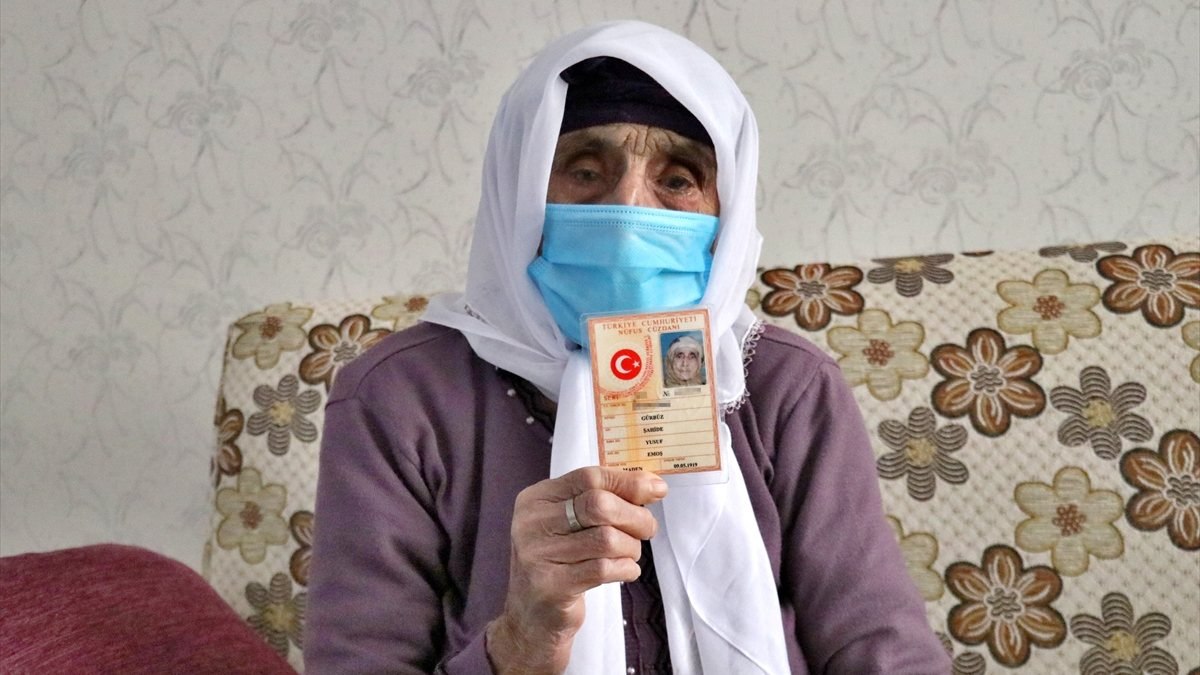 Elazığ'da yaşayan 102 yaşındaki Şahide Gürbüz, koronayı yendi
