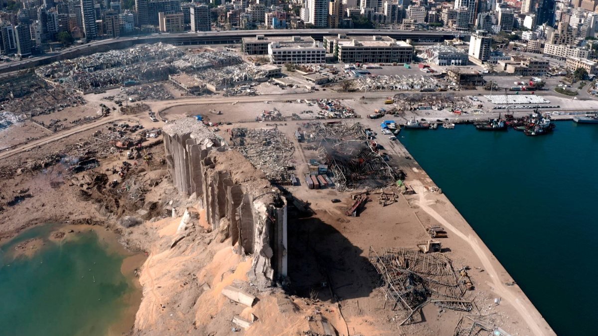 Beyrut Limanı'ndaki patlamayla ilgili 3 kişi için kırmızı bülten çıkarıldı