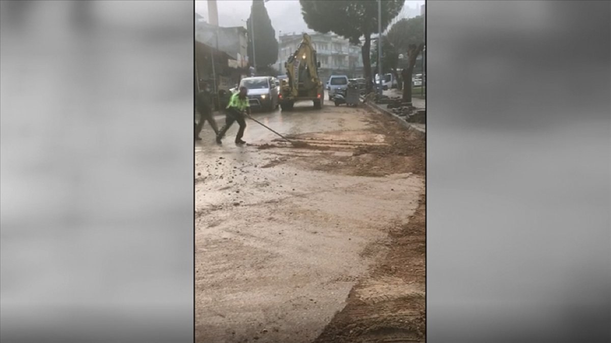 İzmir'de polisten 'helal olsun' dedirten davranış